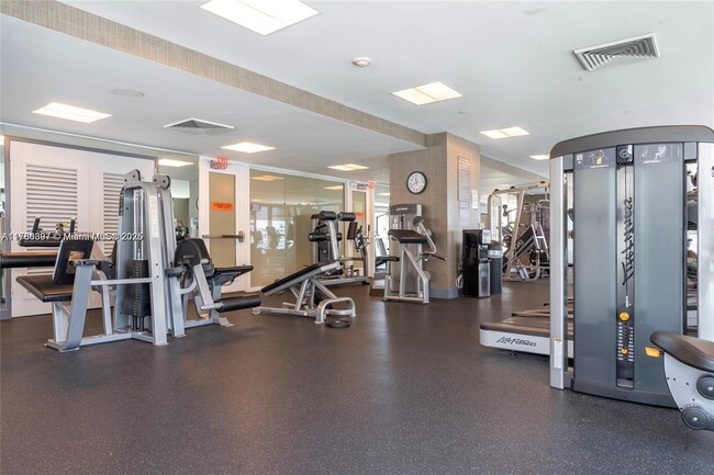 Building Photo - 950 Brickell Bay Dr