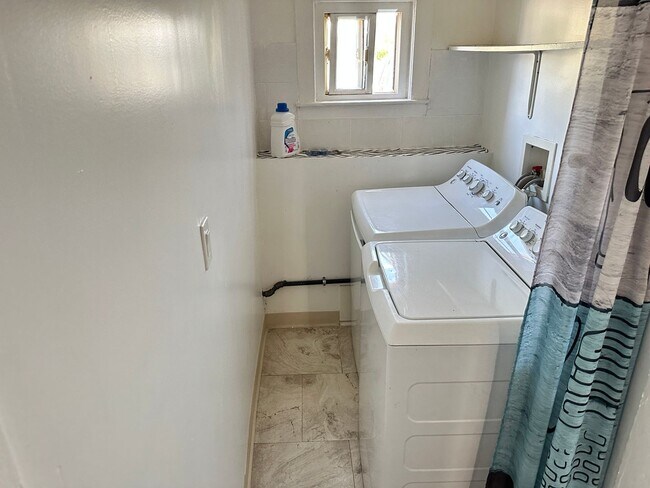 Building Photo - New Rochelle Fully Furnished Beauty