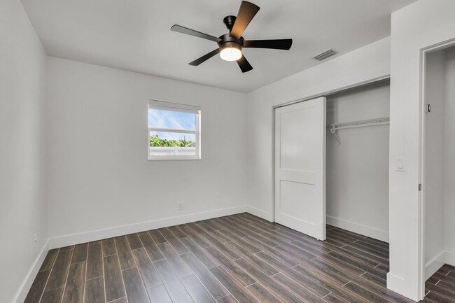 Building Photo - 204 W Whitney Dr