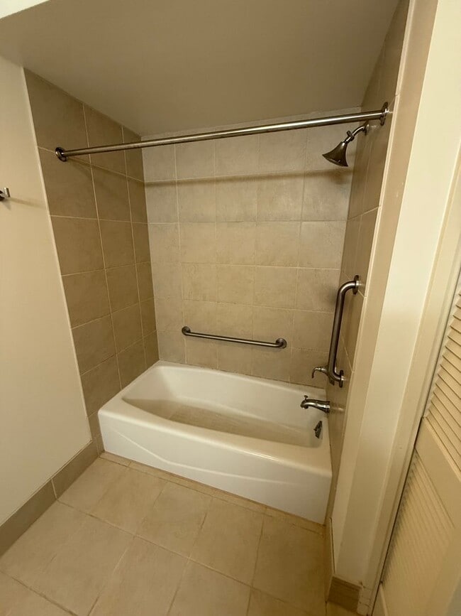 Building Photo - Great Location! 1/1/1 with beautiful mount...