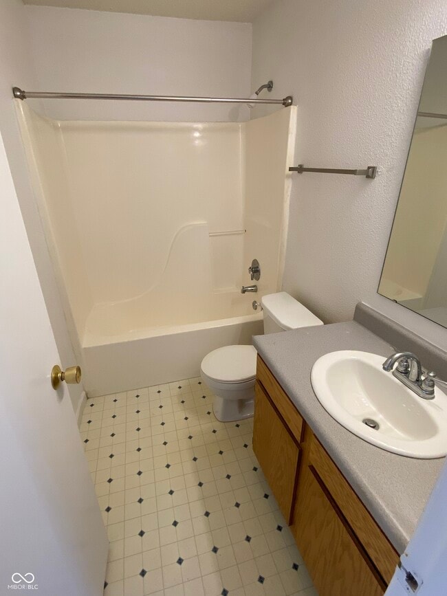 Building Photo - 5251 Bluff View Dr