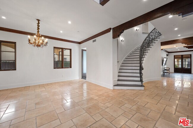 Building Photo - 305 N Palm Dr