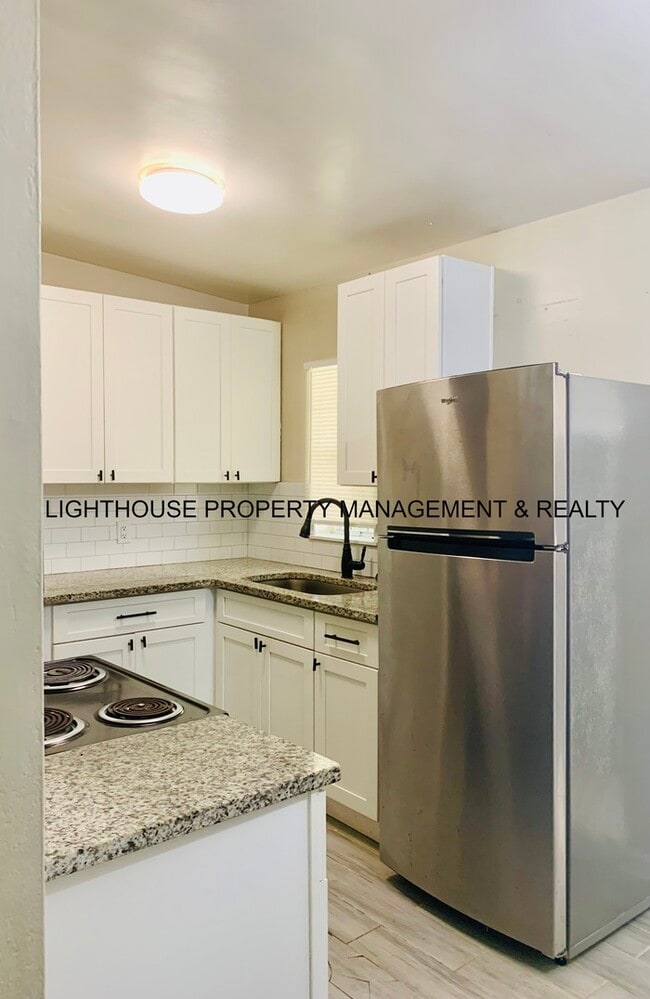Building Photo - Huge 4 Bedroom Home With Sunroom And Garage