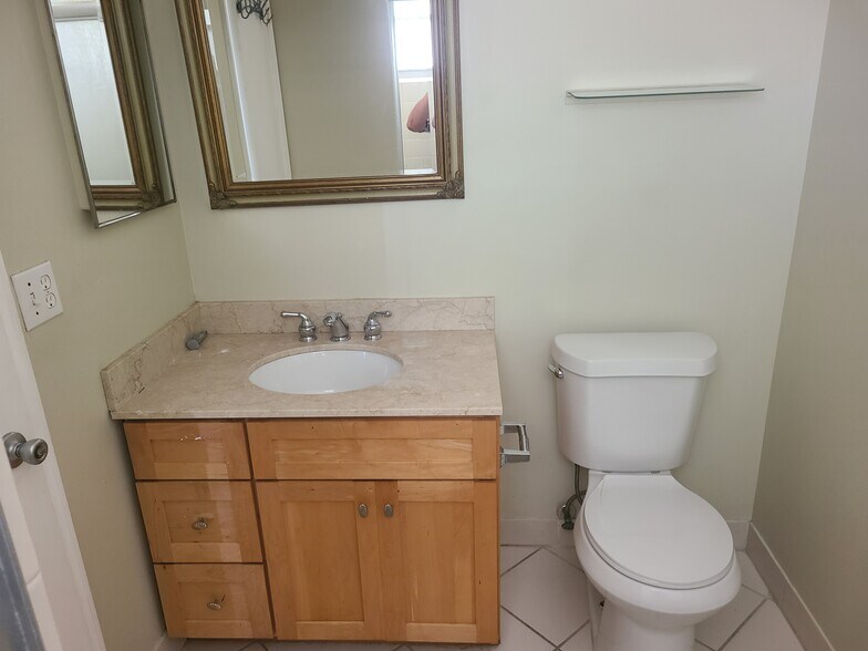 Building Photo - 9927 Three Lakes Cir