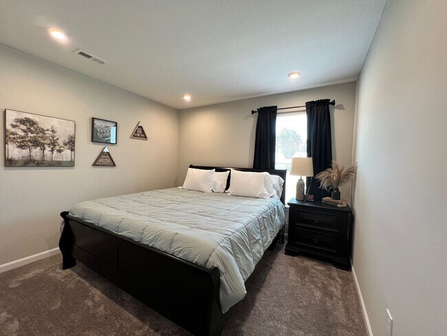 Building Photo - 7876 Ellington Ct