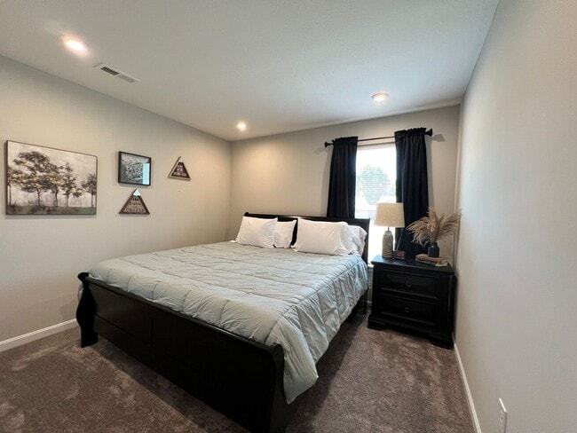Building Photo - Great Neighborhood home with Pool and workout facility