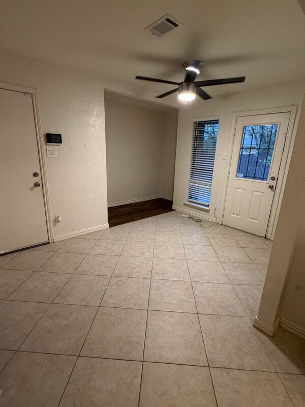 Building Photo - 903 Teakwood Ln