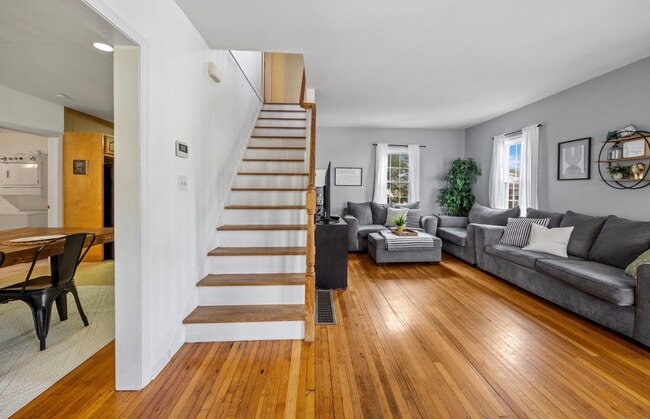 Building Photo - 204 Elliott Ave