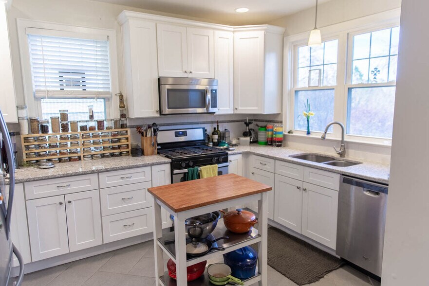 Kitchen - 641 Bonaventure Ave NE