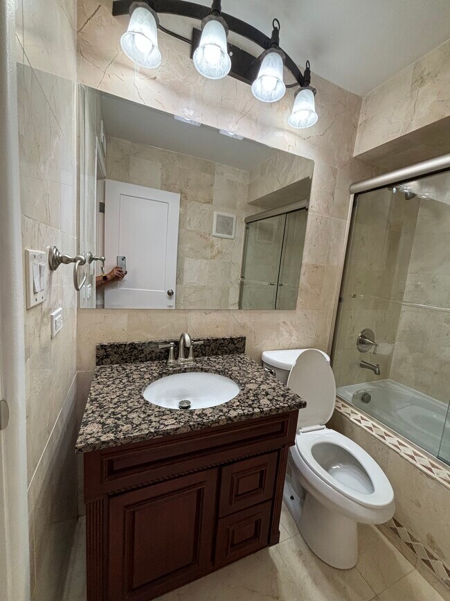 Building Photo - 9449 Bay Colony Dr