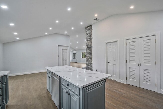 Building Photo - 257 Southlawn Ave