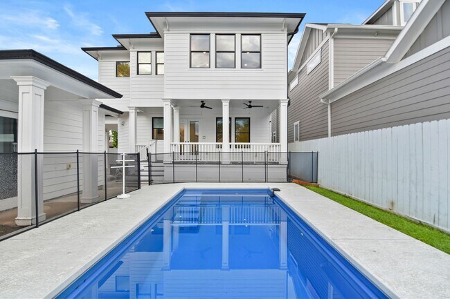 Building Photo - Luxury 3-Bed Home with Solar Panels, Tesla...