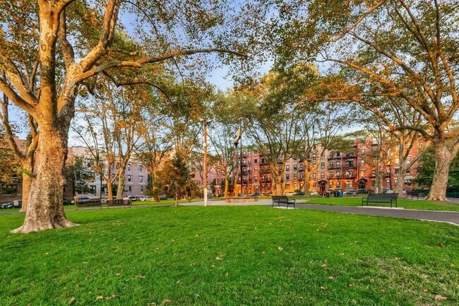 Building Photo - 405 4th St