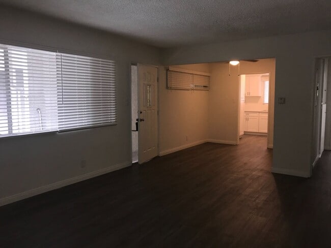 Building Photo - Parr, 10424-10425