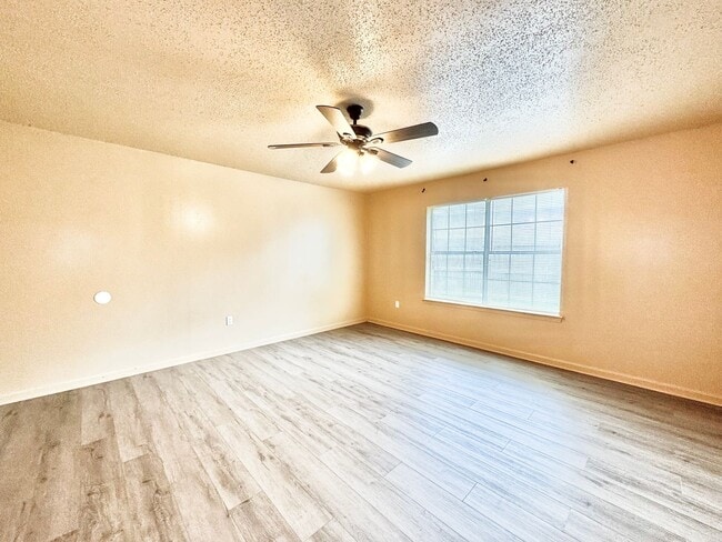 Building Photo - Three Bedroom Apartment with Spacious Dining and Living Area