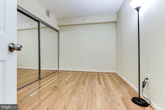 Building Photo - 3101 N Hampton Dr