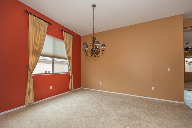 Building Photo - 1141 W Tenniel Dr