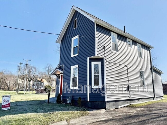 Building Photo - 924 Spring Ave NE