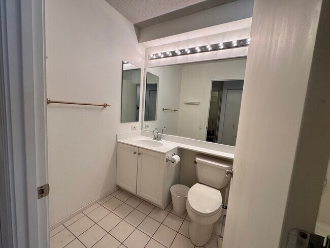 Building Photo - 400 N La Salle Dr