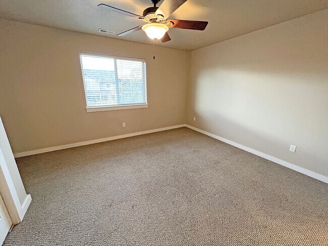 Building Photo - Three Bedroom in Four Corners, Water Included