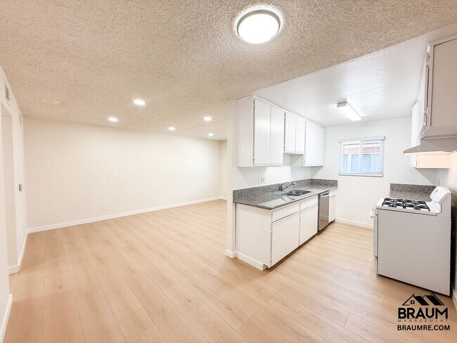 Building Photo - 221 W Elm Ave