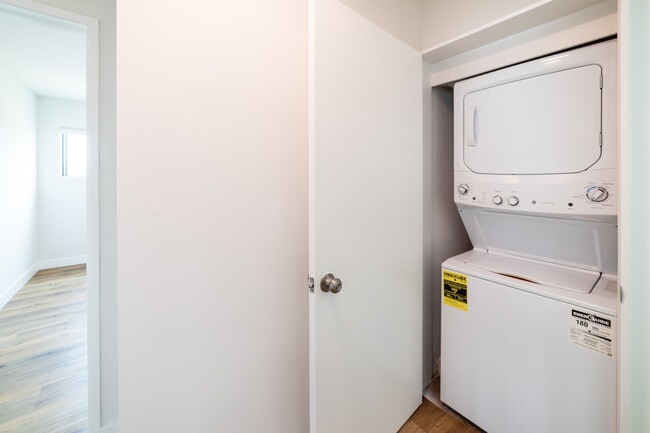 Building Photo - 2233 Ridgeley Dr