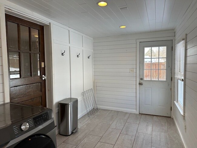 Building Photo - Welcome to this cape-cod style 3-bedroom, ...