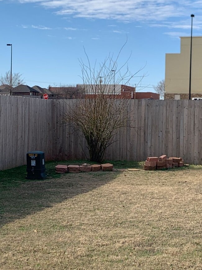 Building Photo - 517 Post Oak Ln