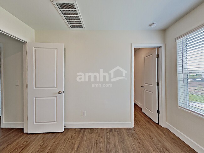 Building Photo - 12502 N 60th Ave