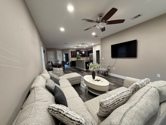 Building Photo - New Listing