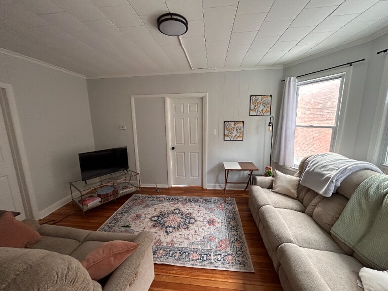 Building Photo - 451 New Park Ave