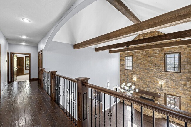 Building Photo - 5 Bedroom Dream Home!