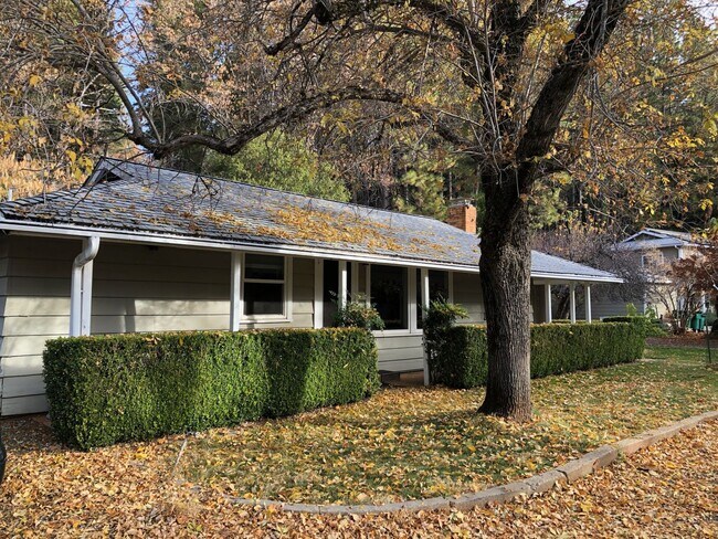 Building Photo - 2 Bedroom cottage,  quiet rural setting