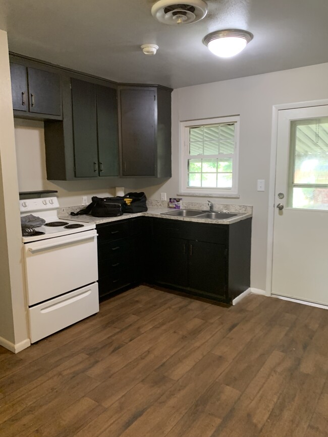 Kitchen - 1203 Douglas Rd