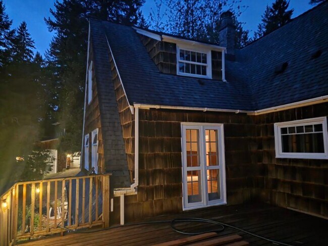 Building Photo - Charming and beautiful 2100 sq ft Home on ...