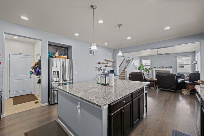 Building Photo - 15411 Village Cir E