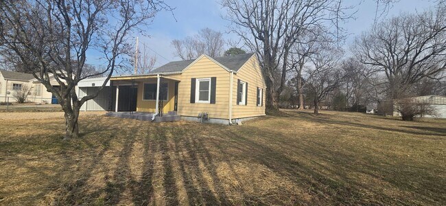 Building Photo - 2 Bed / 1 Bath + Bonus Room – SE Springfield/Galloway