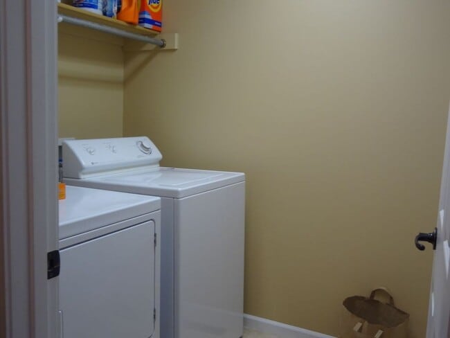 Building Photo - 4 bedroom 2.5 bathroom duplex located in a quiet neighborhood!