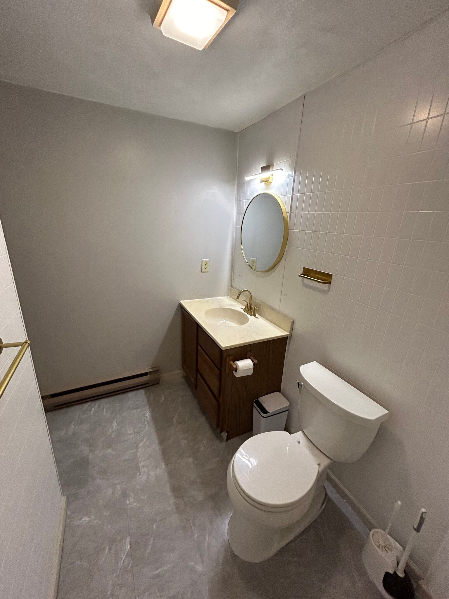 Full bathroom (upstairs) - 14 Chelsea Sq