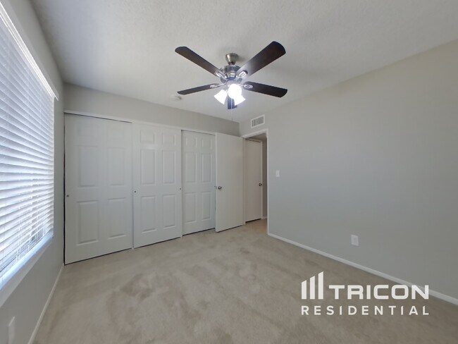 Building Photo - 3727 E Dahlia Dr