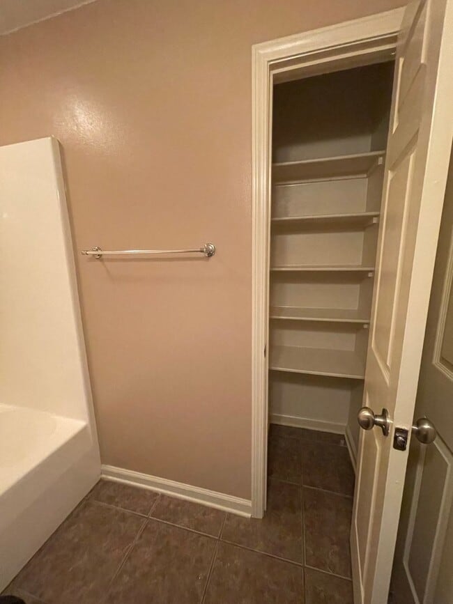 Building Photo - Convenient Sherwood Location