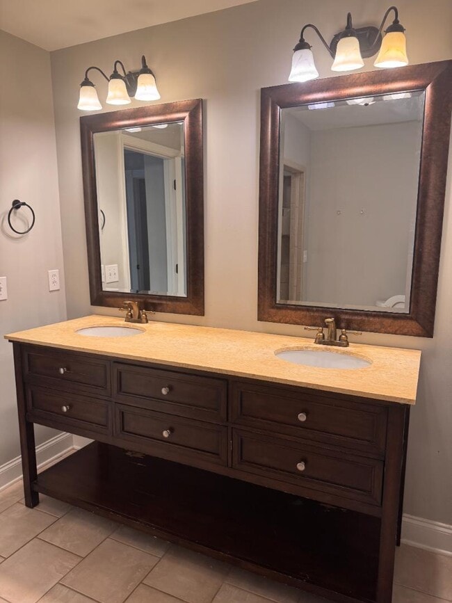 Building Photo - 2002 E Drew Valley Rd NE