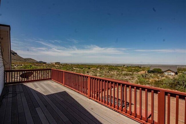 Building Photo - Home With All The Right Views!