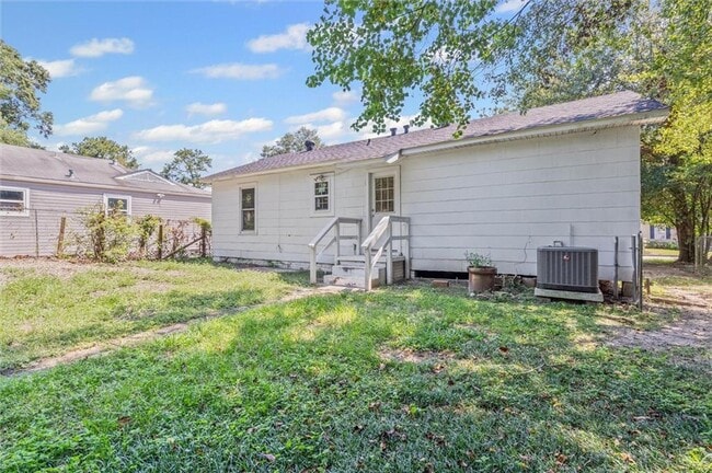 Building Photo - 555 Shady Oak Dr