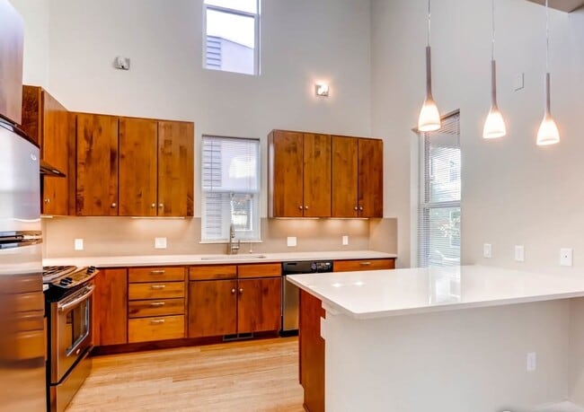 Building Photo - 1 bed 1.5 bath Stand Alone Townhome. Rent Discount - $2,750 Rent to July 31 2026. $2,995 Rent Sta...