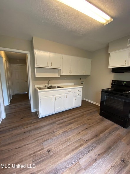 Building Photo - 8230 Cedarbrook Dr