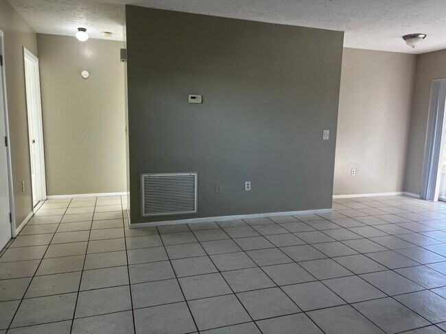 Building Photo - 2BD/1BA/Single carport - Venice