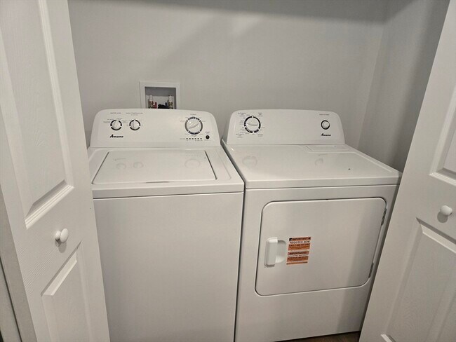 Building Photo - 715 River St