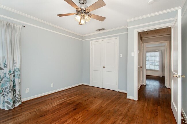 Building Photo - 8642 Daytonia Ave