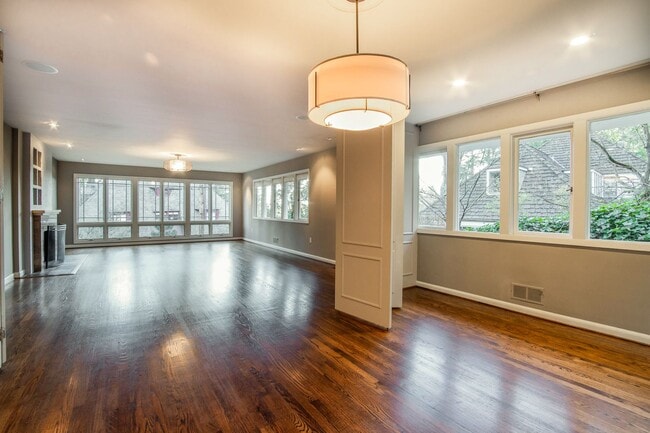 Building Photo - Portland Heights Home w/High-End Finishes! Double Range Viking Stove, Granite, Wood Floors, Sun R...